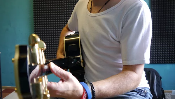 die optimale Haltung für die Gitarre im sitzen Akkorde besser greifen
Optimale Haltung im Sitzen