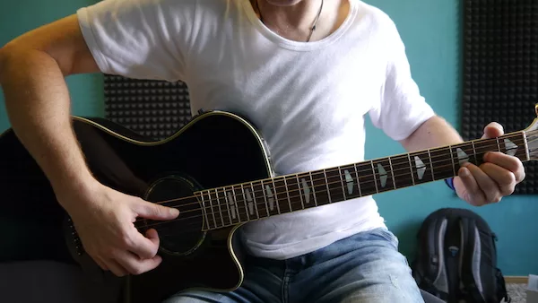 Gitarre liegt zu gerade vor dem Körper, dadurch bekommt man eine krumme Körperhaltung Gitarre Akkorde greifen
Haltung der Gitarre