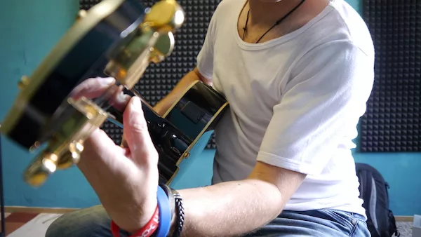 Haltung der Gitarre am Körper im sitzen Gitarre Akkorde greifen
Gitarre liegt schräg am Körper