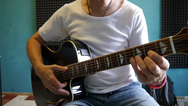 Die Gitarre geht leicht nach vorne somit fällt das greifen der töne leichter Gitarre geht leicht weg vom Körper
Gitarre besser greifen